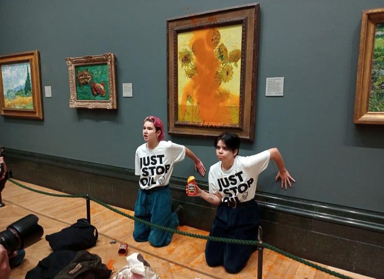 I 2022 kastede to miljøaktivister suppe på van Gogh-maleriet 'Solsikker' på National Gallery i London. Nu tager museet konsekvensen og forbyder væsker. Foto: Just Stop Oil/Ritzau Scanpix