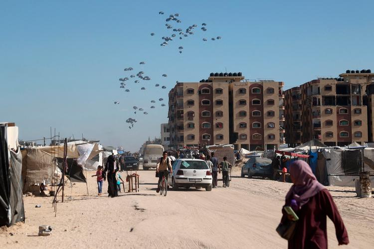 Ud over flyveblade blev der også kastet nødhjlælp ned over Gaza lørdag. Foto: Eyad Baba/Ritzau Scanpix