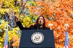 Kamala Harris har i de seneste dage beskyldt Donald Trump for at være udmattet. Her er hun til vælgermøde i Riverside Park i Grand Rapids, Michigan 18. oktober.  Foto: Kamil Krzaczynski/Ritzau Scanpix