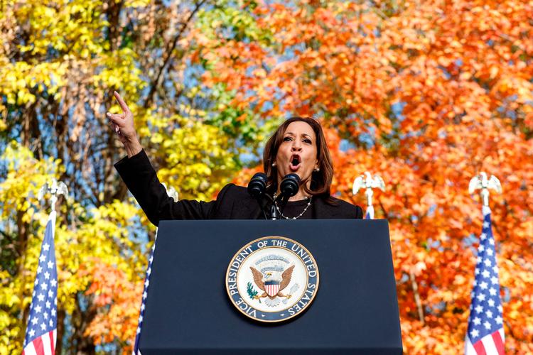Kamala Harris har i de seneste dage beskyldt Donald Trump for at være udmattet. Her er hun til vælgermøde i Riverside Park i Grand Rapids, Michigan 18. oktober.  Foto: Kamil Krzaczynski/Ritzau Scanpix