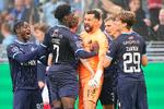 Randers-målmand Paul Izzo tiljubles efter et brændt straffespark af AaB's Mathias Jørgensen ved stillingen 1-0 til Randers kort før tid. Foto: Bo Amstrup/Ritzau Scanpix