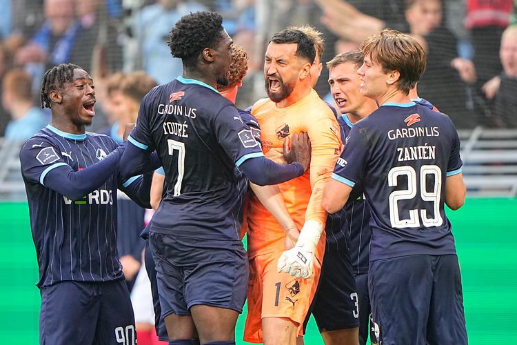 Randers-målmand Paul Izzo tiljubles efter et brændt straffespark af AaB's Mathias Jørgensen ved stillingen 1-0 til Randers kort før tid. Foto: Bo Amstrup/Ritzau Scanpix