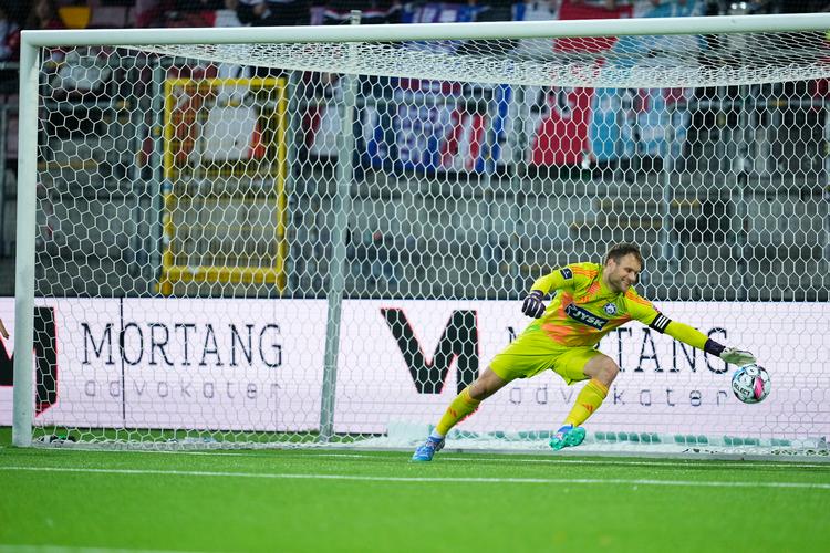 Silkeborg-målmand Nicolai Larsen blev passeret af sin holdkammerat Oliver Sonne, og så endte det 1-1 i Farum. Foto: Claus Bech/Ritzau Scanpix