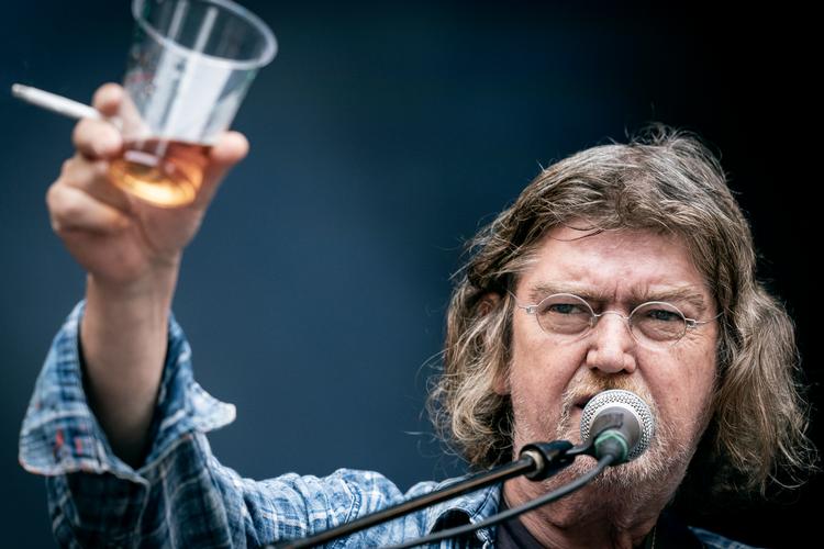 Johnny Madsen Band på Smukfest 2019. Efterhånden blev turnélivet for hårdt for Madsens helbred, og han helligede sig i stedet et liv som billedkunstner. Foto: Jens Hartmann