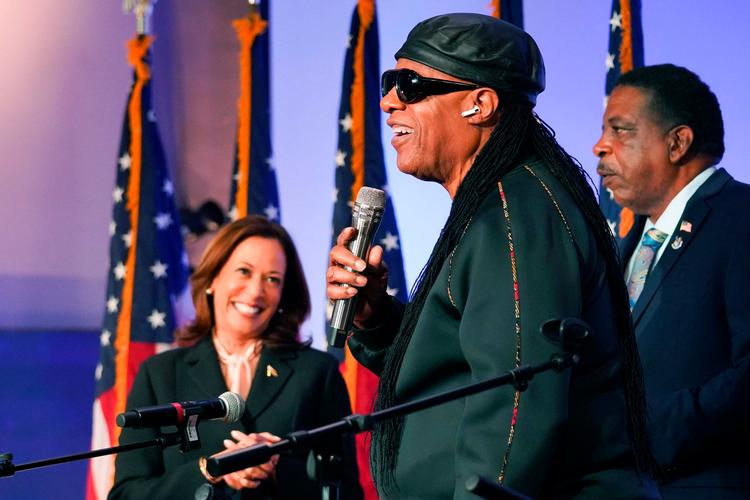Stevie Wonder sang fødselsdagssang for Kamala Harris ved et arrangement i Georgia. Foto: Megan Varner/Ritzau Scanpix