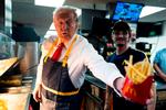 Donald Trump hjalp søndag kortvarigt med at lange pomfritter over disken i en McDonald's-restaurant i Pennsylvania. Foto: Pool/Ritzau Scanpix