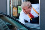I weekenden stillede Donald Trump sig op i en McDonald's og serverede mad for gæsterne i et forsøg på at vise, at han er mere autentisk end Kamala Harris. Foto: Win Mcnamee/Ritzau Scanpix