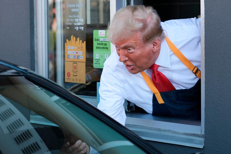 I weekenden stillede Donald Trump sig op i en McDonald's og serverede mad for gæsterne i et forsøg på at vise, at han er mere autentisk end Kamala Harris. Foto: Win Mcnamee/Ritzau Scanpix