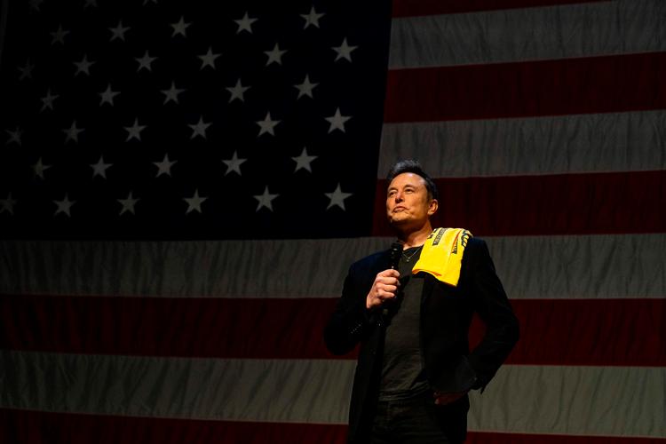 Elon Musk ved et kampagnemøde for Donald Trump, hvor han gav en million dollars til en vælger. Musk har fået tilsagn om en magtfuld post i Trumps regering,  som kan give ham hånd i hanke med de myndigheder, der regulerer hans virksomheder. Foto: Michael Swensen/Ritzau Scanpix