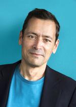 Ud over at være forfatter til en ordentlig moppedreng af en roman, er Jean-Baptiste Andrea også filminstruktør.  Foto: Celine Nieszawer/Alpha Forlag