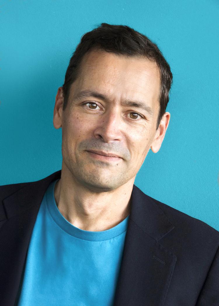 Ud over at være forfatter til en ordentlig moppedreng af en roman, er Jean-Baptiste Andrea også filminstruktør.  Foto: Celine Nieszawer/Alpha Forlag