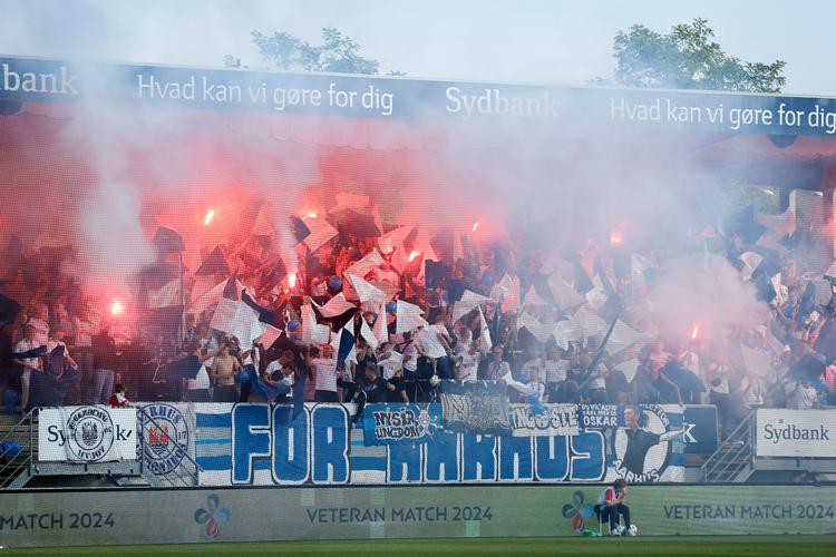 Fanopbakningen til AGF er massiv, selv om klubben ikke har vundet et trofæ siden 1996. Foto: Jens Dresling