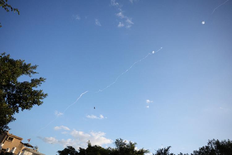 Israels luftforsvarssystem kendt som Iron Dome er i færd med at nedskyde raketter affyret fra Libanon over Tel Aviv. Foto: Violeta Santos Moura/Ritzau Scanpix