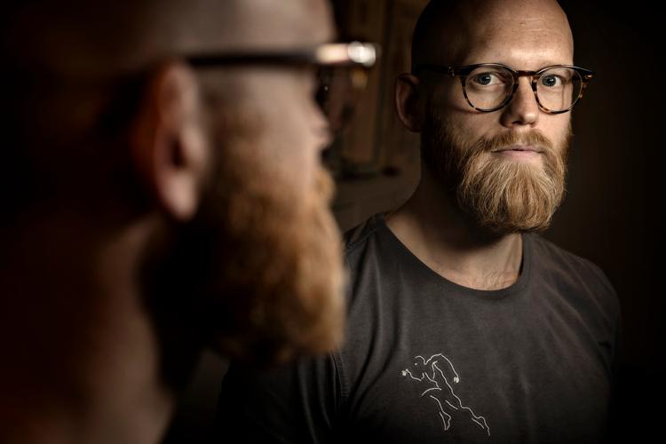 Christian Skott Johansen, der er fysioterapeut, er en af 18 mindre erhvervsdrivende, som er blevet stævnet af Nets. Han vil ikke betale et gebyr på 2.000 kroner, som Nets opkrævede, da han ville skifte til konkurrenten Flatpay.  Foto: Martin Lehmann