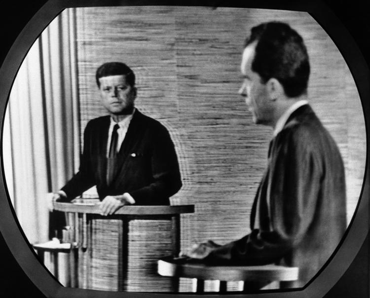 John F. Kennedy og Richard M. Nixons første tv-debat forud for præsidentvalget 1960 er gået over i historien som en af de vigtigste. Nixon virkede svedig og ubarberet overfor den fotogene unge Kennedy.  Foto: /Ritzau Scanpix