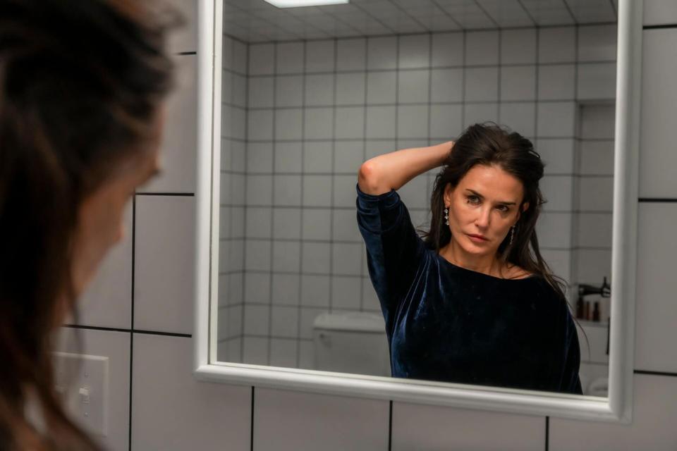 Lille spejl på væggen der! Den stadigt voksende skønhedsindustri, der tjener på særlig kvindeligt mindreværd og har et specielt godt greb i celebritykulturen, får en voldsom og blodig samt til sidst helt vanvittig ansigtsbehandling i 'The Substance'.  Foto: Camera Film