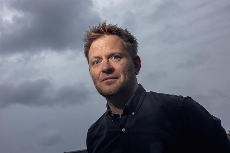 Mads Ellesøe fik en voldsom hjernerystelse, som forhindrede ham i at arbejde. Det gav ham også en erkendelse af, at livet er mere end arbejde.   Foto: Nicolai West