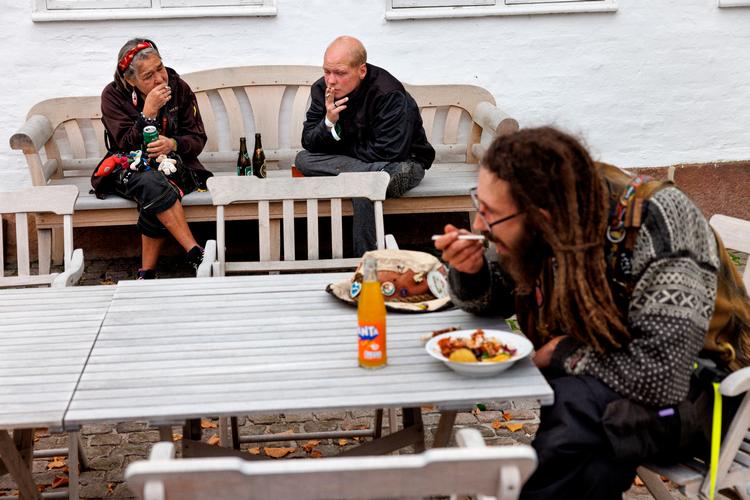 Tidligere i år var 30 hjemløse inviteret til Marienborg, så regeringen kunne høre om de ting, de hjemløse kæmper med i dagligdagen. Foto: Jacob Ehrbahn