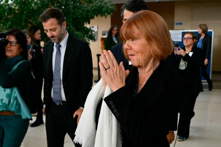 Onsdag stod Gisèle Pelicot for tredje gang i vidneskranken i retten. Siden retssagen begyndte i starten af september, er hun hver dag blevet bakket op af dusinvis af især kvinder, der er mødt op i retten for at støtte hende.  Foto: Christophe Simon/Ritzau Scanpix