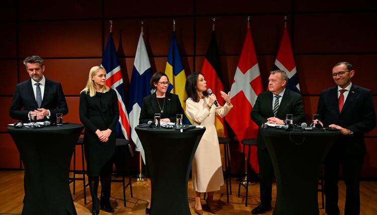 Den tyske udenrigsminister Annalena Baerbock (nr, 3 fra højre) i selskab med de fem underskrivere af en erklæring til Israels parlament, udenrigsministrene fra de Island, Finland, Sverige, Danmark og Norge, Thordis Kolbrun Reykfjord Gylfadottir, Elina Valtonen, Maria Malmer Stenergard,  Lars Løkke Rasmussen (M) og Espen Barth Eide i Berlin. Foto: Ralf Hirschberger/Ritzau Scanpix
