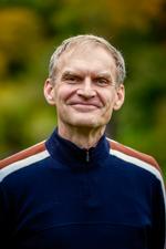 »Det er ikke et forfatterhjem plus litteraturhus plus fuglereservat. Det er alle tre ting i én. Det håber jeg at kunne forene endnu mere«, siger Jakob Malling Lambert, som er ny direktør for Rungstedlund. Foto: Annemette Kuhlmann