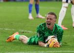 Under årets EM-slutrunde tog Jordan Pickford sig god tid, da han havde sikret sig bolden i Englands ottendedelsfinale mod Slovakiet.  Foto: Paul Terry/Ritzau Scanpix