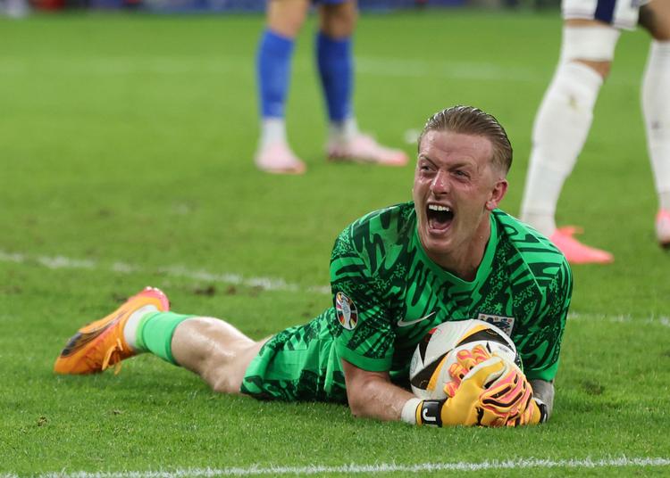 Under årets EM-slutrunde tog Jordan Pickford sig god tid, da han havde sikret sig bolden i Englands ottendedelsfinale mod Slovakiet.  Foto: Paul Terry/Ritzau Scanpix