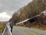Afsporingen førte til, at lokomotivet og den forreste vogn havnede oppe på en skråning på strækningen mellem Trondheim og Bodø i det nordlige Norge. Foto: Frank Nygård / Nrk/Ritzau Scanpix