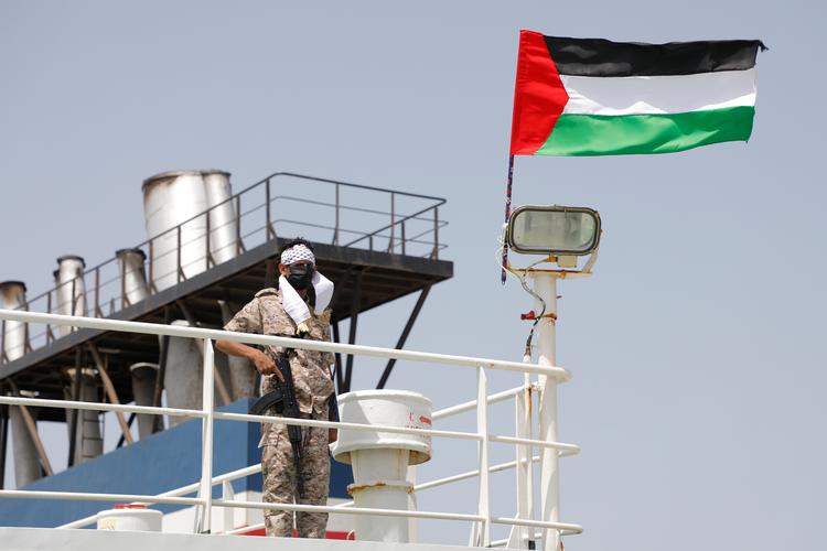 En militssoldat fra Houthi-bevægelsen fotograferet på dækket af det kaprede fragtskib ’Galaxy Leader’ i havnen i Hodeidah i Yemen. Foto: Osamah Abdulrahman/Ritzau Scanpix