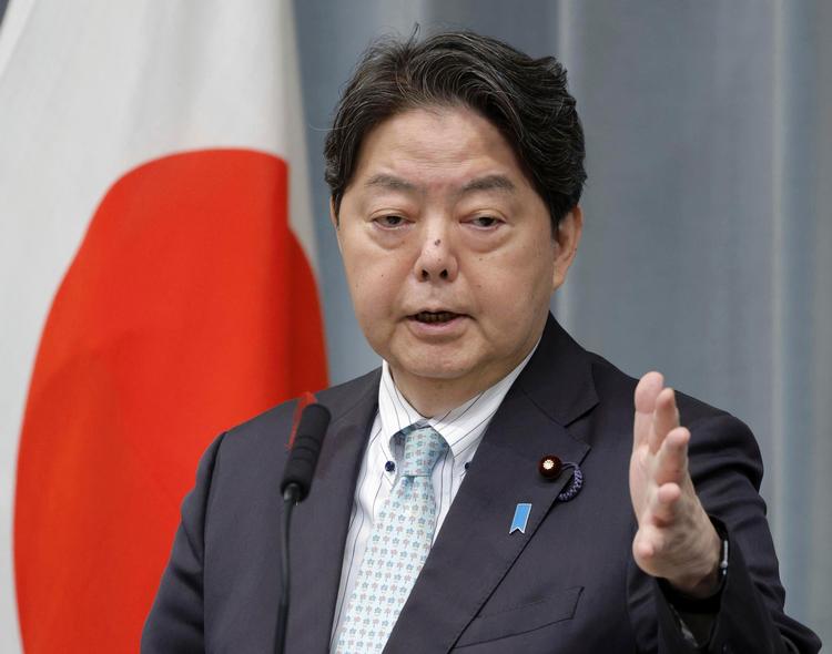 Den japanske regeringstalsmand Yoshimasa Hayashi er ikke kun bekymret for situationen i Ukraine, men også for Japans sikkerhed.  Foto: /Ritzau Scanpix