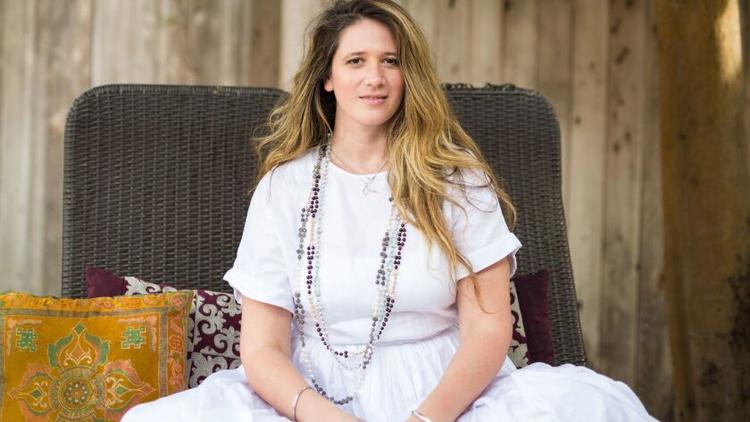 Guru Jagat fik angiveligt sit spirituelle navn overdraget af Yogi Bhajan, men han døde, længe inden hun begyndte at praktisere – fortæller en af de mange medvirkende i serien ’Breath of Fire’.  Foto: Pr-foto