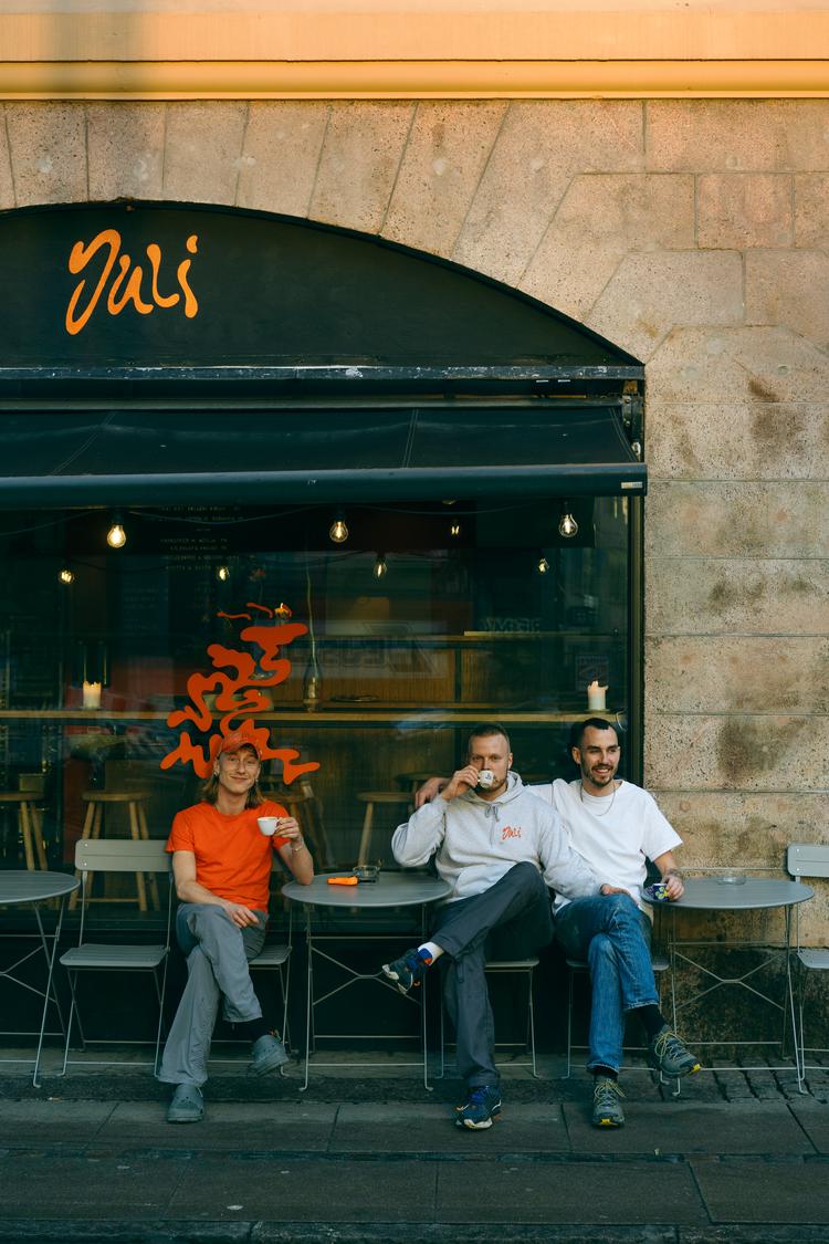 Lui Hovgaard (i midten) og de andre folk bag Juli Pizza fotograferet sidste år. Foto: Emma Sejersen/Emma Sejersen