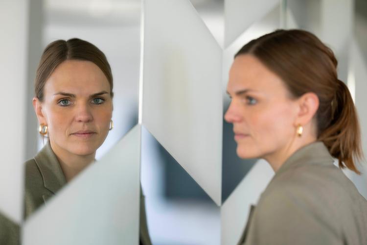 Caroline Stage Olsen har i gennemsnit  brugt op til fem timer dagligt på at glo på den lille skærm.  Foto: Signe Lægsgaard