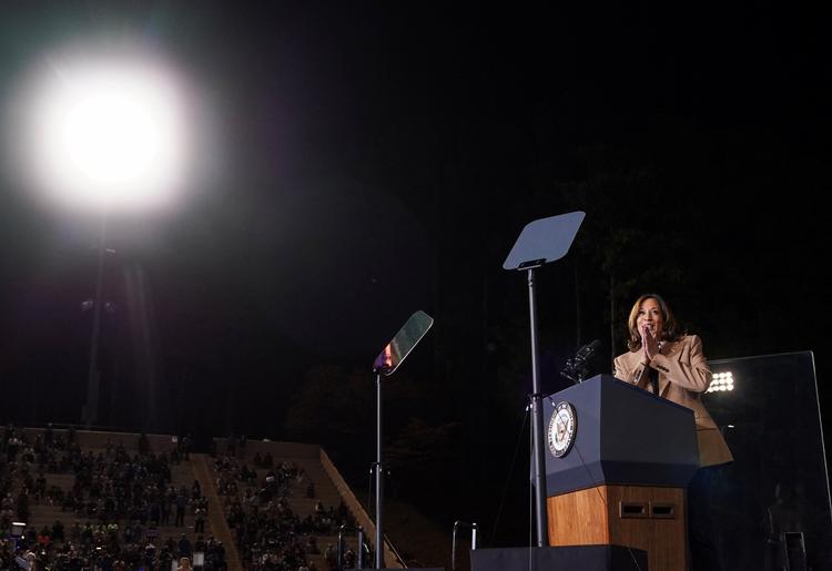 Demokraternes præsidentkandidat, Kamala Harris, får nu støtte fra en tidligere republikansk borgmester i Wisconsin. Fotoet er fra et valgmøde i Atlanta, Georgia. Foto: Kevin Lamarque/Ritzau Scanpix