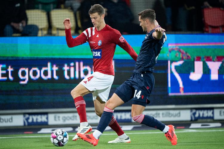 Silkeborg IF's Pedro Ganchas i kamp med AaB's Andreas Bruus under superligakampen mellem Silkeborg IF og AaB på Jysk Park i Silkeborg fredag den 25. oktober 2024.. (Foto: Bo Amstrup/Ritzau Scanpix)  Foto: Bo Amstrup/Ritzau Scanpix