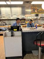 I Waffle House i den vigtige svingstat Georgia serverer Patrice Angel og Synthia Landers morgenmad hele døgnet. De vil stemme på Trump.  