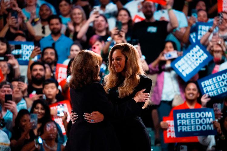 Den amerikanske superstjerne Beyoncé giver sin opbakning til Kamala Harris, som er Demokraternes præsidentkandidat til valget i USA.  Foto: Jordan Vonderhaar/Ritzau Scanpix