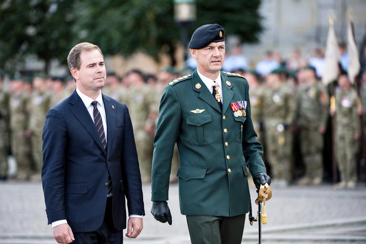 Her ses daværende forsvarsminister Nicolai Wammen (S) med daværende forsvarschef Peter Bartram i 2014 på Flagdag for Danmarks udsendte på Christiansborg Slotsplads. Foto: Lars Krabbe