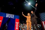 Ifølge en ekspert bruger Kamala Harris (tv.) Michelle Obama til at få fat i  især   kvindelige sorte midtervælgere, der er i tvivl om,  hvor de skal sætte krydset. Foto:   Foto: Brandon Bell/Ritzau Scanpix