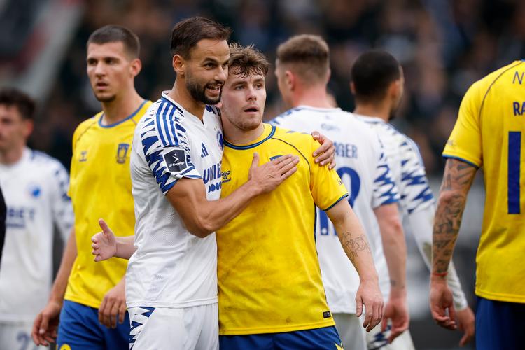 Mens følelserne kogte på tribunerne, var der gensidig respekt spillerne imellem på banen, da Pantelis Hatzidiakos og Mathias Kvistgaarden sagde tak for kampen.   Foto: Jens Dresling