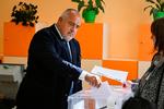 Centrumhøjrepartiet Gerbs leder, Boyko Borisov, afgiver sin stemme ved søndagens valg i Bulgarien. Gerb ligger ifølge en prognose til at få flest stemmer. Foto: Nikolay Doychinov/Ritzau Scanpix