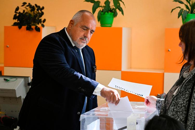 Centrumhøjrepartiet Gerbs leder, Boyko Borisov, afgiver sin stemme ved søndagens valg i Bulgarien. Gerb ligger ifølge en prognose til at få flest stemmer. Foto: Nikolay Doychinov/Ritzau Scanpix