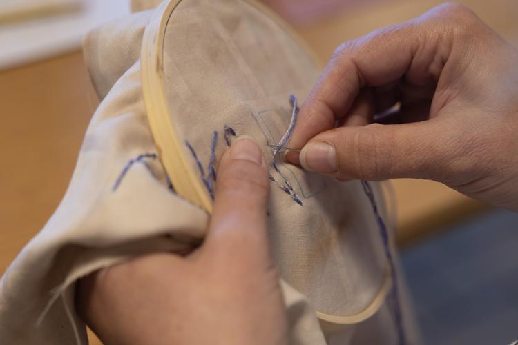 Over fem workshops i løbet af efteråret mødes kvinder til at brodere ord, der betyder noget særligt for dem, mens forfatter Stine Askov læser op.    Foto: Cecilie Rolvung