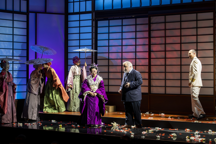 Selv om intentionen er at skabe noget nyt, ser alting traditionelt ud i Den Jyske Operas nye turnéudgave af 'Madame Butterfly'. På billedet: Sopranen Chunxi Stella Hu som Butterfly og barytonen Rhys Jenkins som den amerikanske konsul, der forgæves prøver at afværge operaens menneskelige katastrofe. Foto: Anders Bach