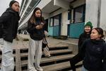 En flok veninder mødes foran en boligblok i Nuuk. Unge i Danmark, Grønland og Færøerne vil gerne besøge hinanden, men de har ikke den store viden om hinanden.. Foto: Claus Blok Thomsen