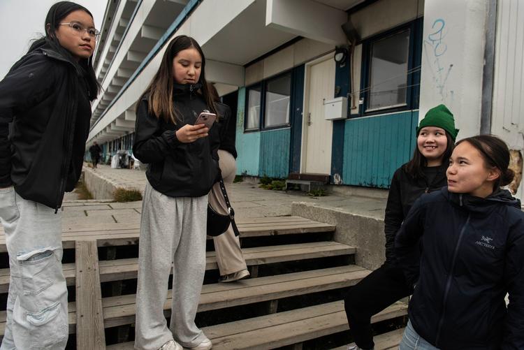 En flok veninder mødes foran en boligblok i Nuuk. Unge i Danmark, Grønland og Færøerne vil gerne besøge hinanden, men de har ikke den store viden om hinanden.. Foto: Claus Blok Thomsen