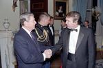 Tidligere præsident Ronald Reagan møder Donald Trump i 1987.  Foto: White House Photographic Office