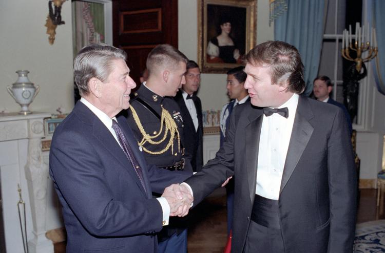 Tidligere præsident Ronald Reagan møder Donald Trump i 1987.  Foto: White House Photographic Office