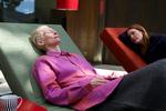 Tilda Swinton spiller den kræftsyge Martha, mens Julianne Moore indtager rollen som hendes veninde, der skal yde passiv dødshjælp.  Foto: WBEI