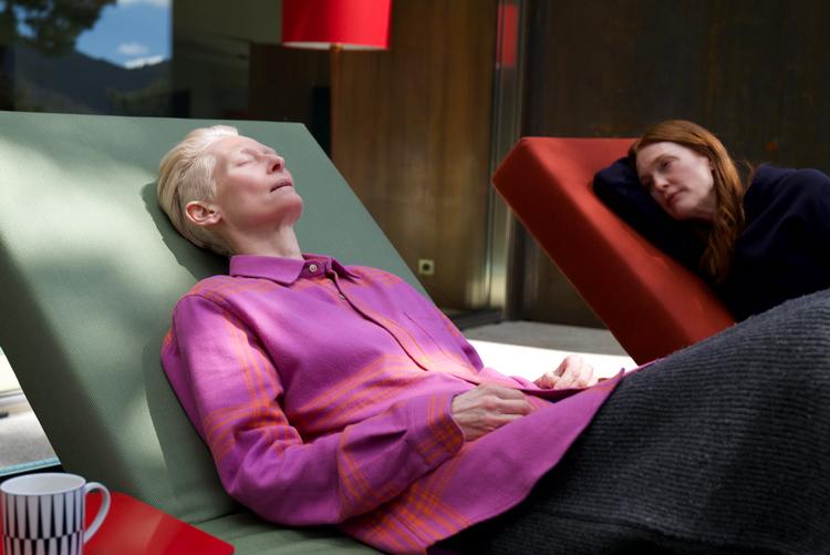 Tilda Swinton spiller den kræftsyge Martha, mens Julianne Moore indtager rollen som hendes veninde, der skal yde passiv dødshjælp.  Foto: WBEI